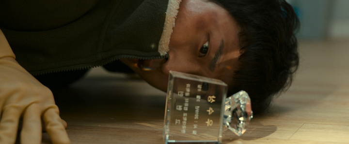 우수상트로피를바라보고있는찬우