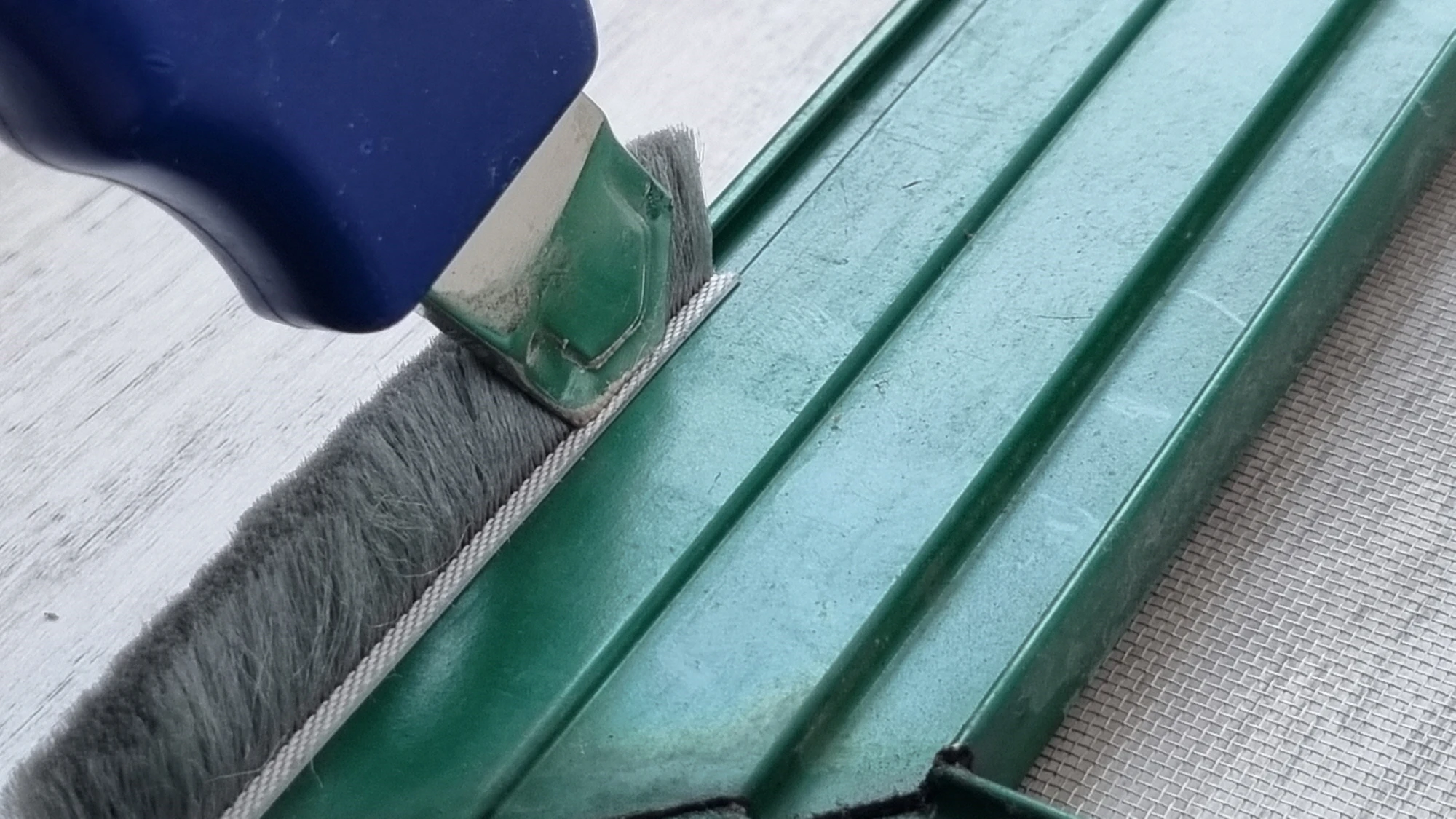 방충망 모헤어 끼우는 모습