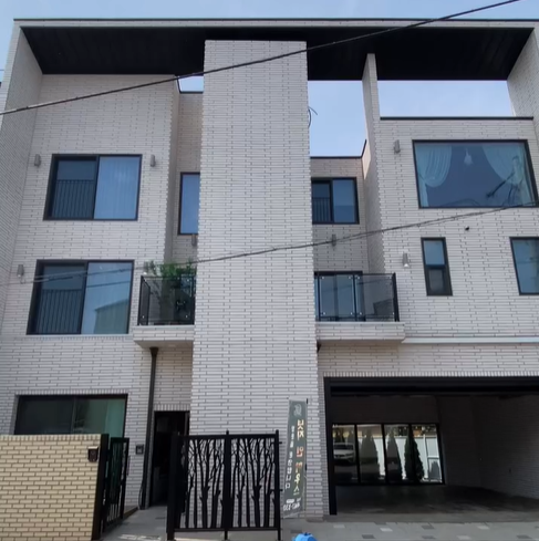 파주시 상지석동에 있는 단독주택, 엘리베이터가 있어 장애나 아이들 그리고 나이 많으신 분들이 있는 가족들이 같이 살면서 왕래하기 좋은 집이다.