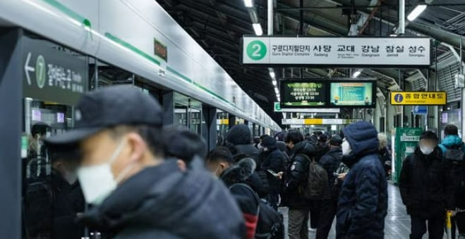 새벽 첫차로 출근하는 열혈 직장인들..."힘든 것 보다 보람 더 느껴" ㅣ 새벽 첫 버스 지하철은 몇시?