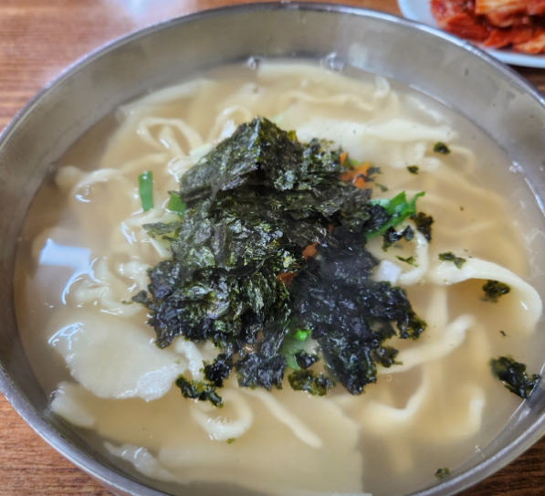 원조 홍두깨 윤정이 손칼국수 대표 메뉴