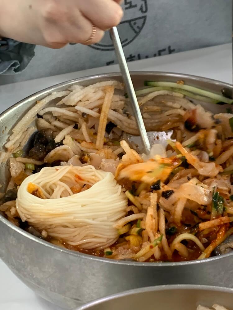 소면을 넣은 물회