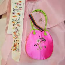 한복과 가방 매칭: 튀지 않게 고르는 기준