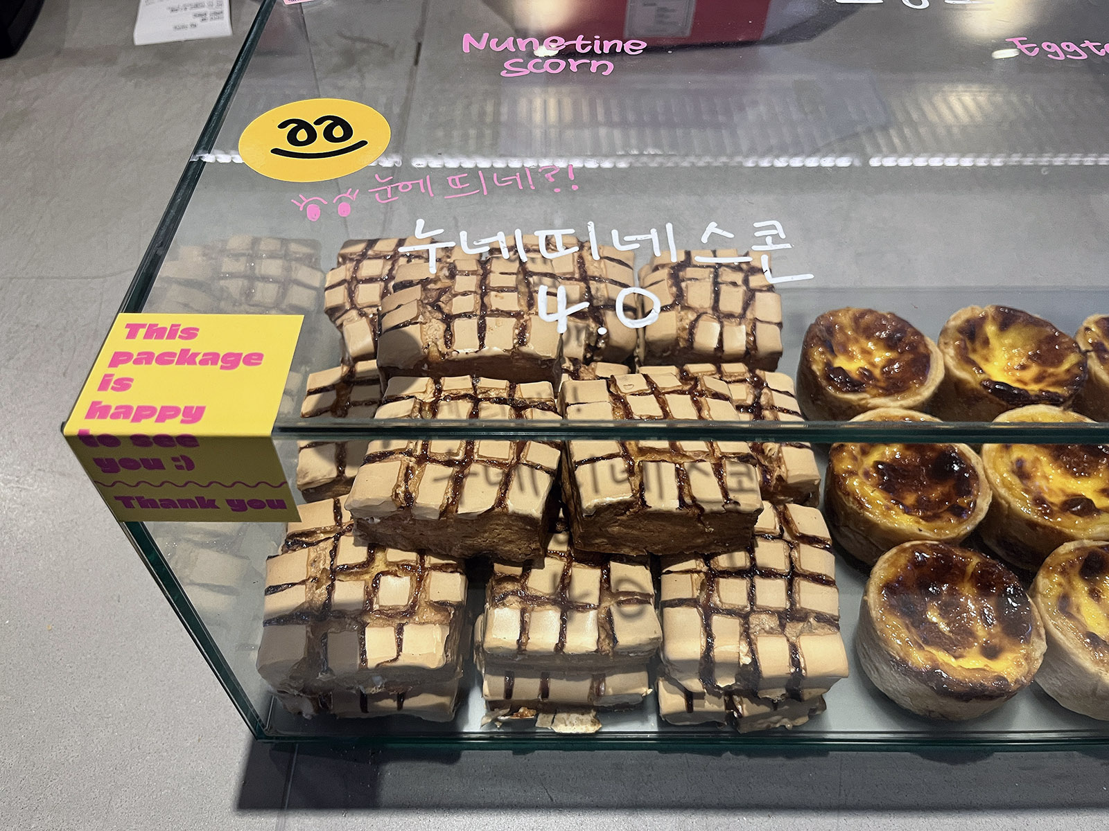 부산 남포동 카페 신창동커피 쇼케이스.