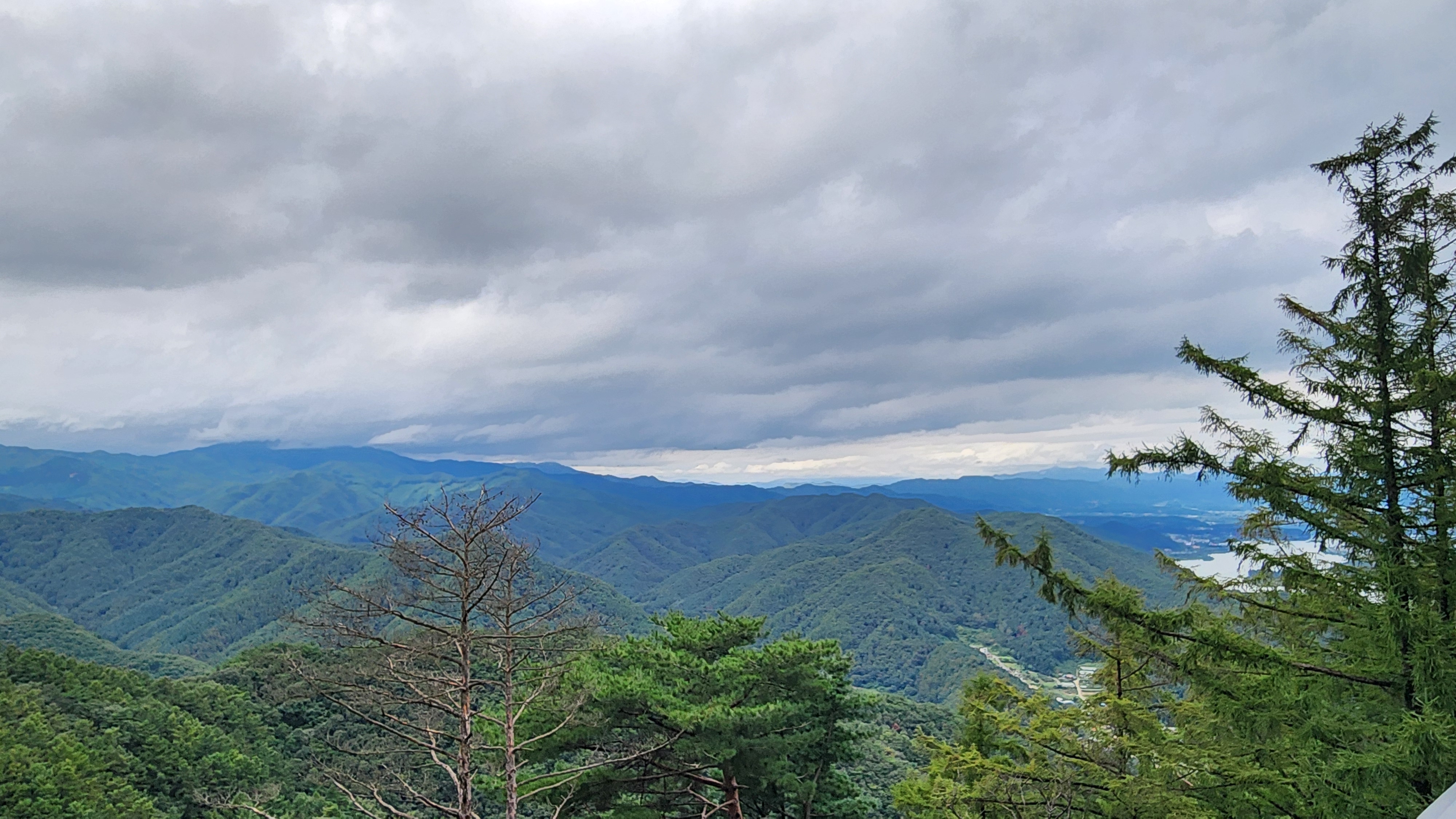 춘천 삼악산 케이블카 정상에서 바라본 강원도의 산세