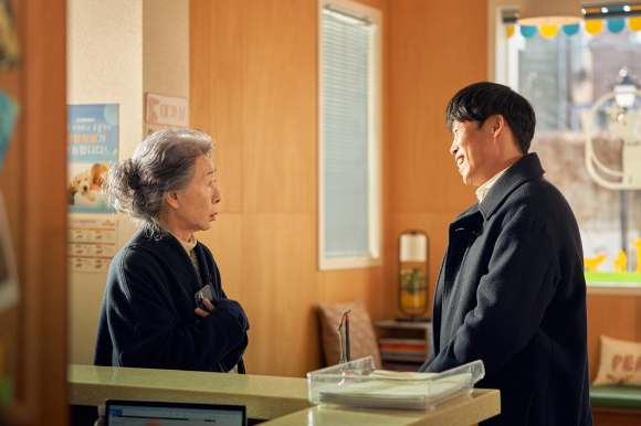 배우 윤여정과 유해진이 영화 '도그데이즈'(감독 김덕민)에서 연기 호흡을 맞추고 있다. [사진=CJ ENM]