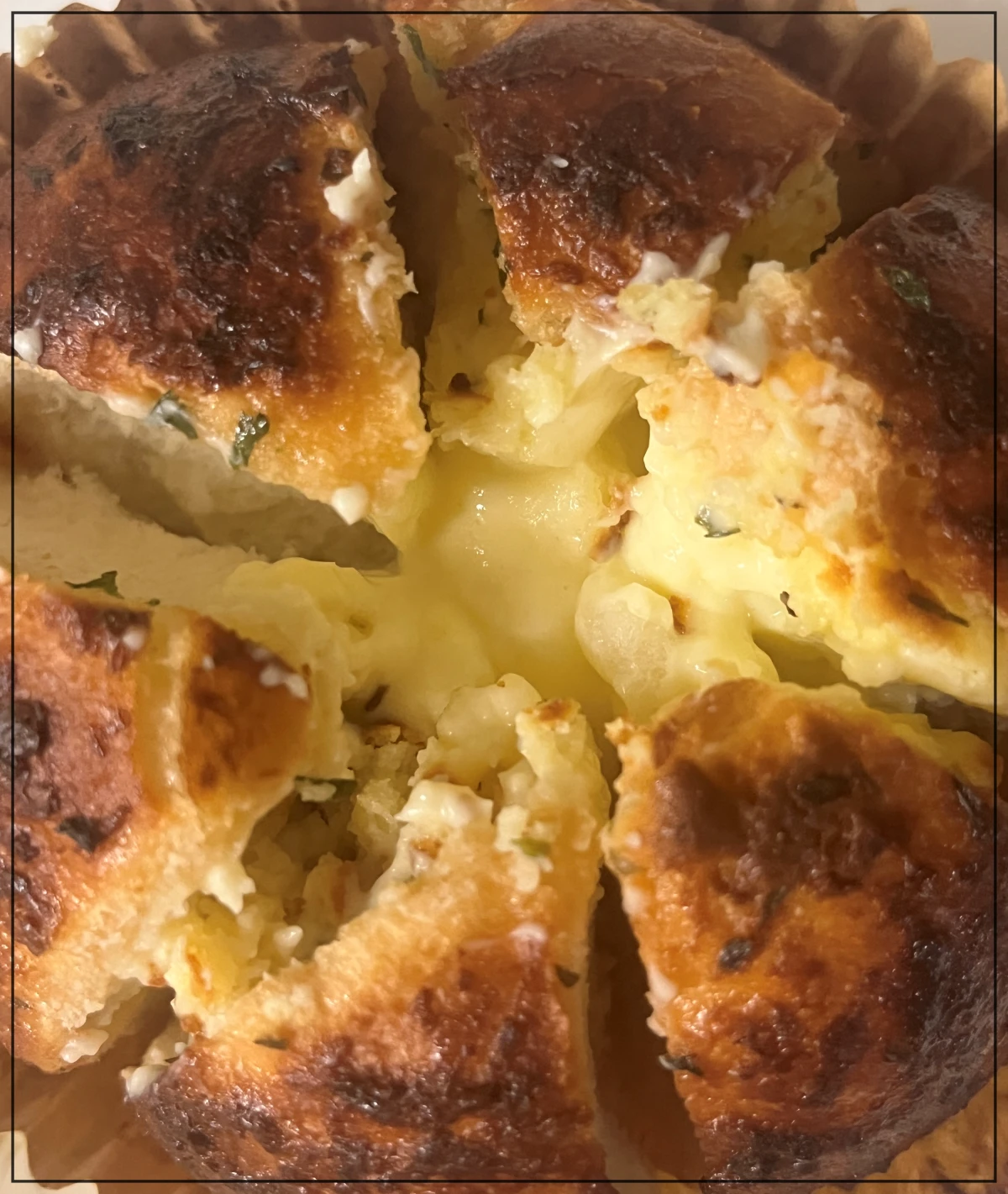 이마트-피코크-육쪽마늘빵-구운모습-크림