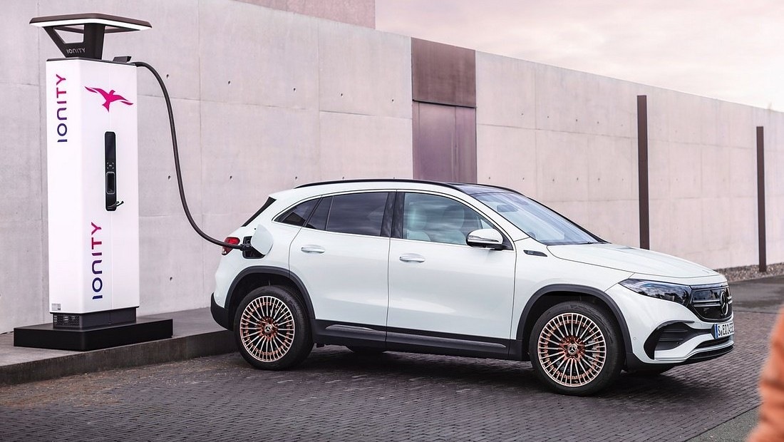 벤츠 전기차 EQA 1세대 충전 사진 출처 다음자동차