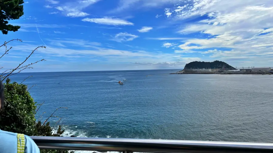 정방폭포 산책로에서 바라본 풍경 사진 입니다.