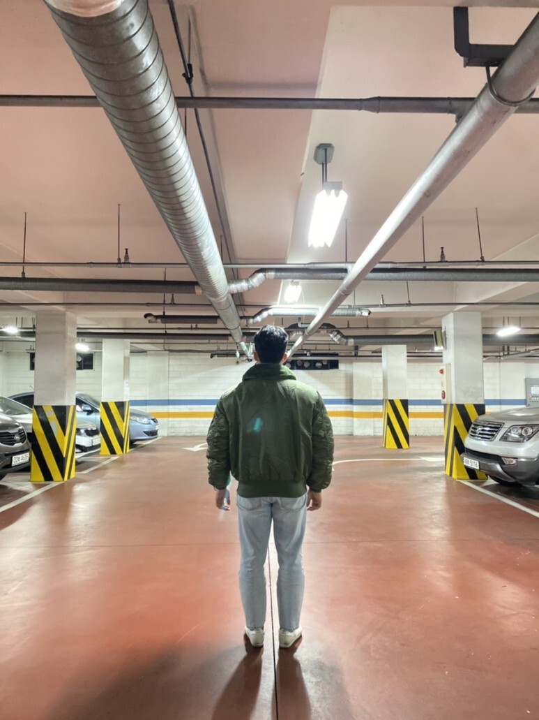 데일리 룩(오뭘입)_알파인더스트리 B-15 항공자켓 카키 바스틱 목폴라 티셔츠 86로드 청바지 연청 아디다스 드래곤 스니커즈 OOTD