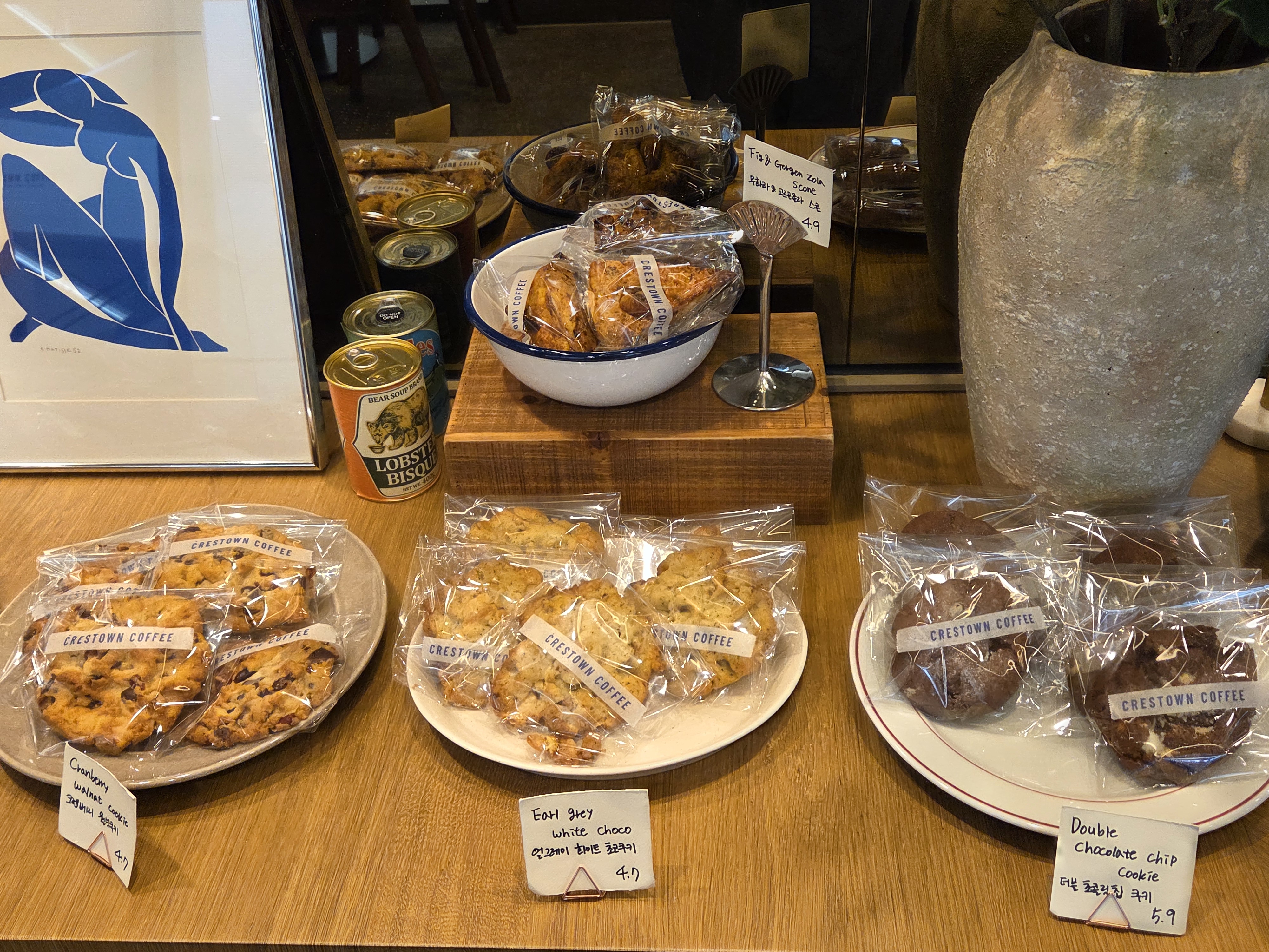 크랜베리 월넛 스콘, 얼그레이 쿠키, 더블 초코칩 쿠키가 정갈하게 진열된 매장 베이커리 코너