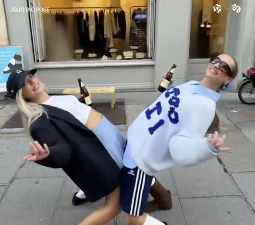 힉스필드 광고 중 - join 포즈 영상 프리셋 - 출처 트위터