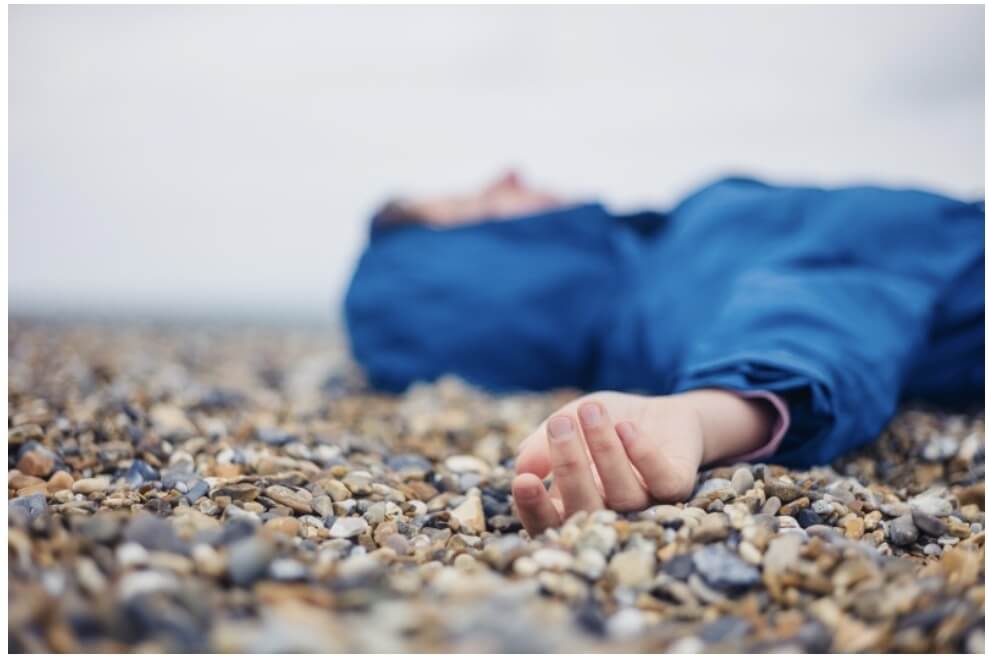 자갈 위에 누워 쓰러져 있다