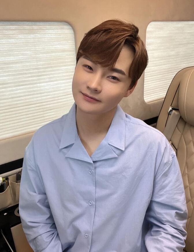자동차안에앉아있는-셔츠를입은-남성의모습