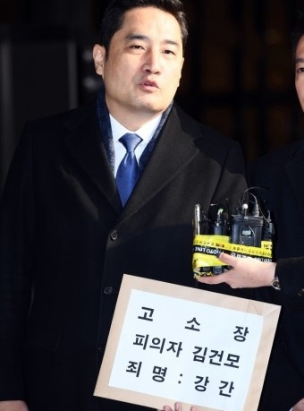 김건모를-성폭행혐으로-고소장제출하는-강용석사진