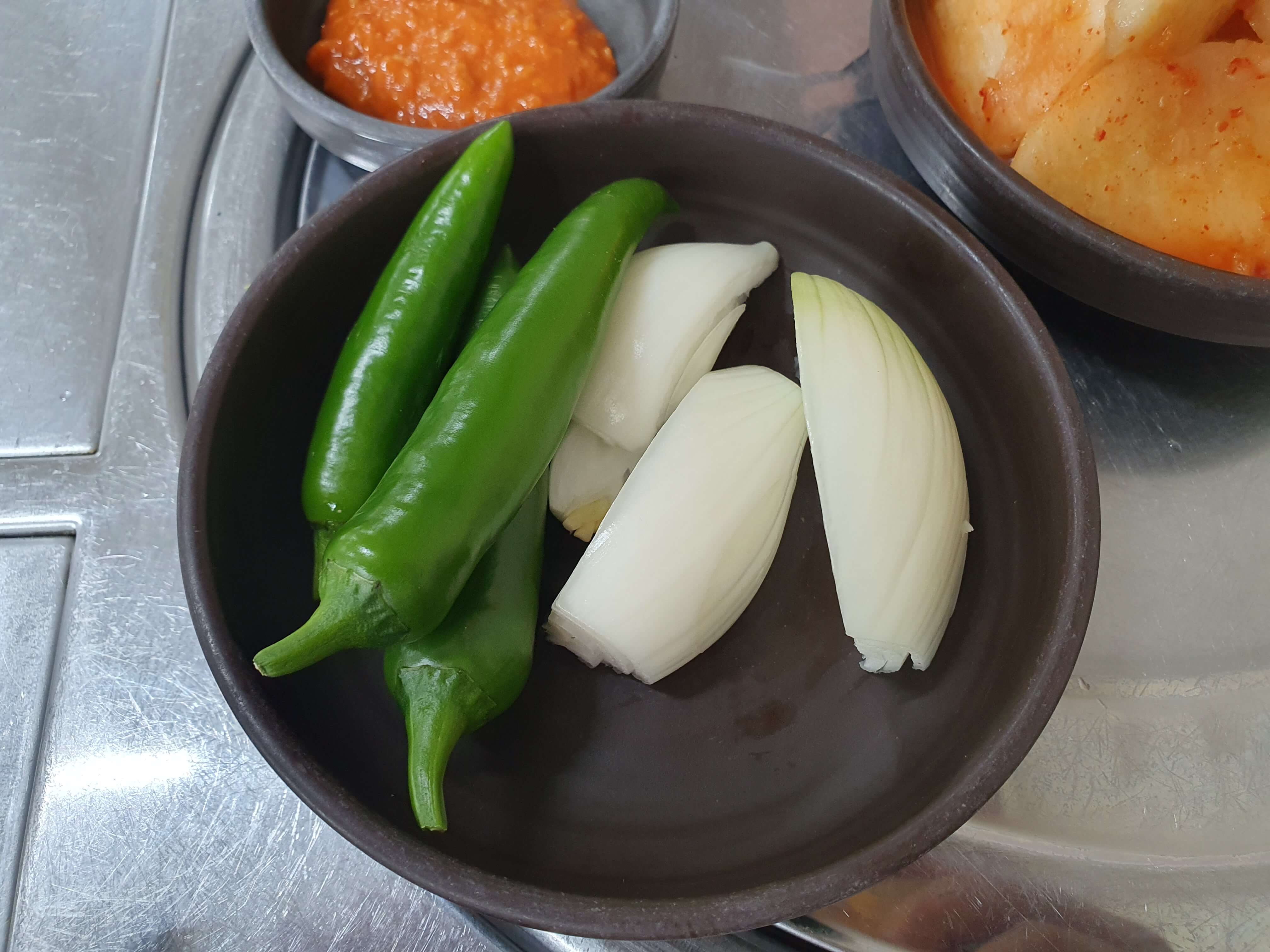 양산 물금 맛집 가마솥뚝배기-반찬(오이고추, 양파)