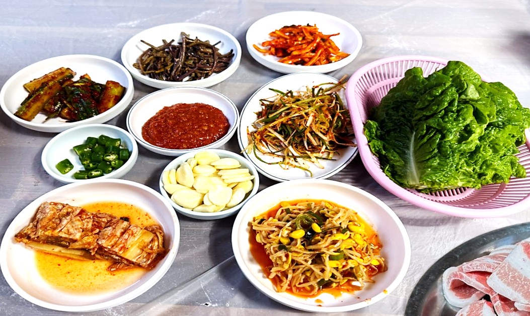 홍성 냉삼 맛집 덕성식당의 10여가지 정갈한 밑반찬들