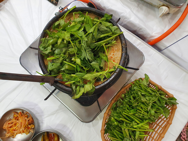 오리탕과-미나리