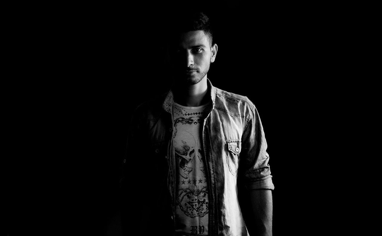 검정색 배경 외국남자