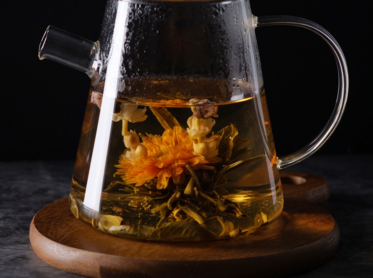 찻주전자 안에 꽃이 피어난 모습