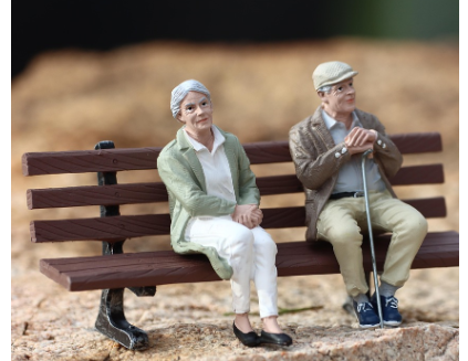 퇴직을 앞둔 노부부