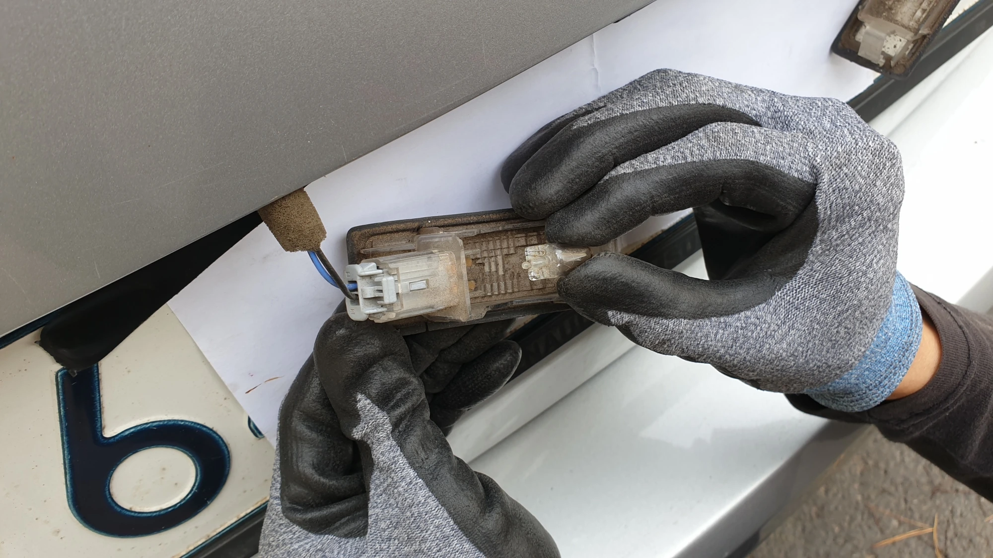 번호판 전구 빼는 모습