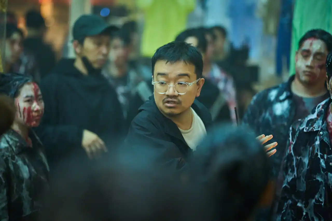영화 군체 스틸컷 속 연상호 감독