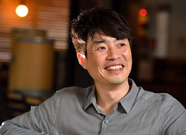 류승완 감독 웃으면서 찍은 사진