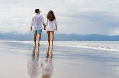 두-연인이-손을잡고-한적한-백사장을-다정스럽게-걷고있는-모습