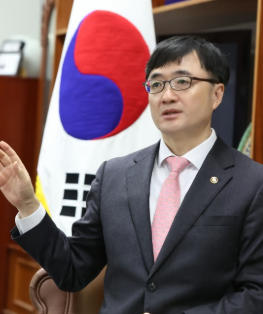 경제예산심의관&amp;#44; 예산총괄심의관&amp;#44; 재정관리관도 맡으며 국가 재정 운영을 담당했습니다.