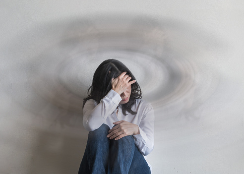 어지러움을-느끼는-여성