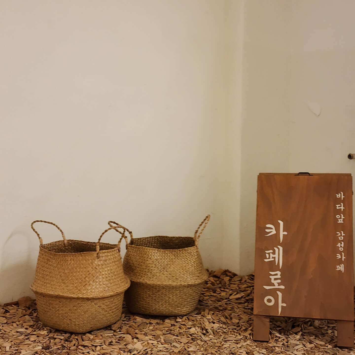 바다앞카페-감성카페-카페로아-포토존