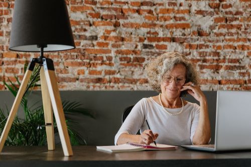 일을하고 있는 시니어 직원