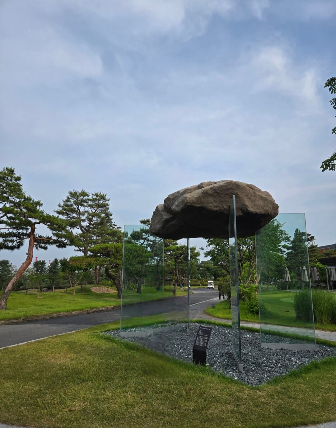 금강cc 시그니쳐 조형물 글라스 위에 올려진 돌