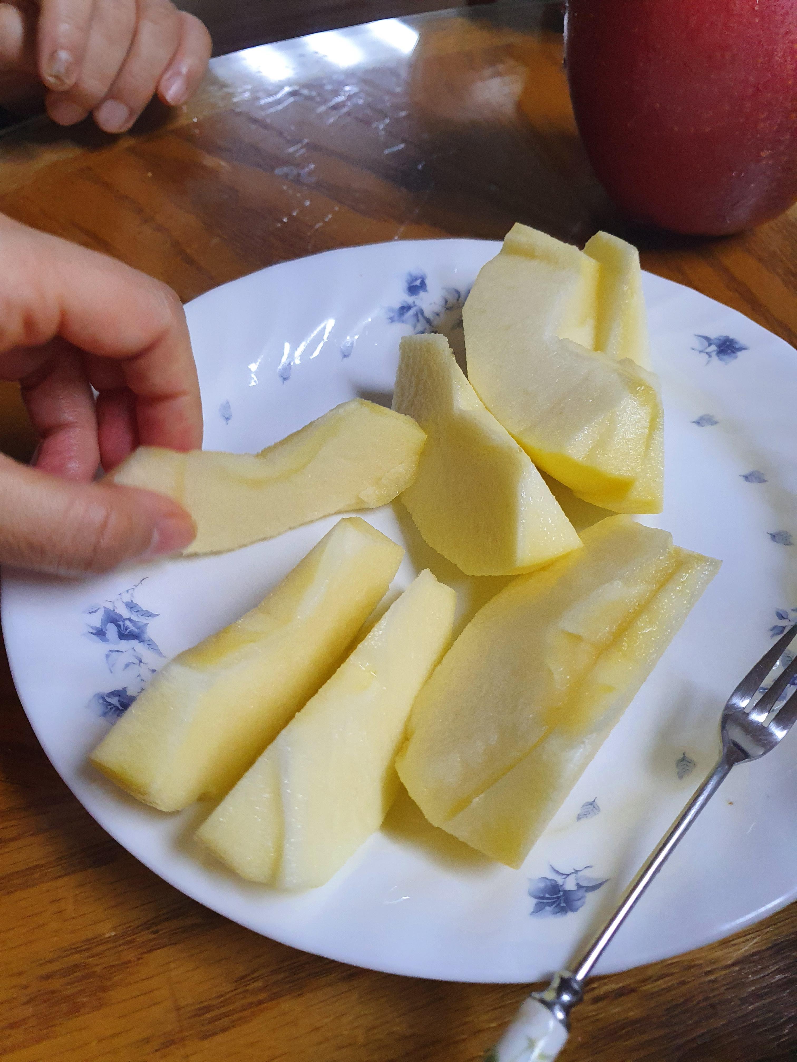 컷팅된 중간 사이즈 감홍사과