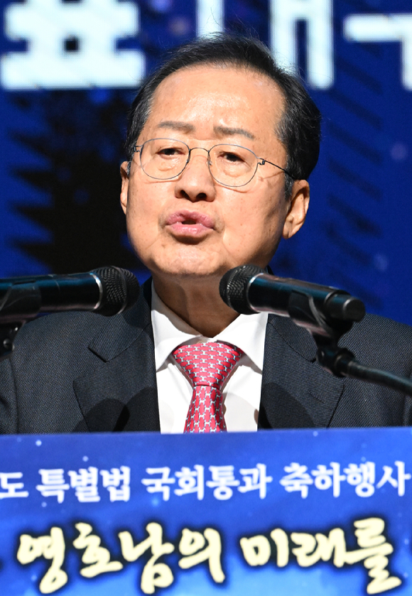 달빛철도 특별법 국회 통과 축하행사'가 열린 지난 7일 오후 광주 서구 김대중컨벤션센터에서 홍준표 대구시장이 발언하고 있다. [사진=뉴시스]