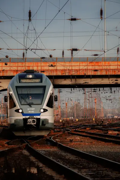 정면에서 다가오는 기차의 모습