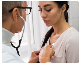 의사가 유방암 환자를 진료하고 있다.