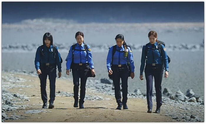 경찰-복장의-여성-네명