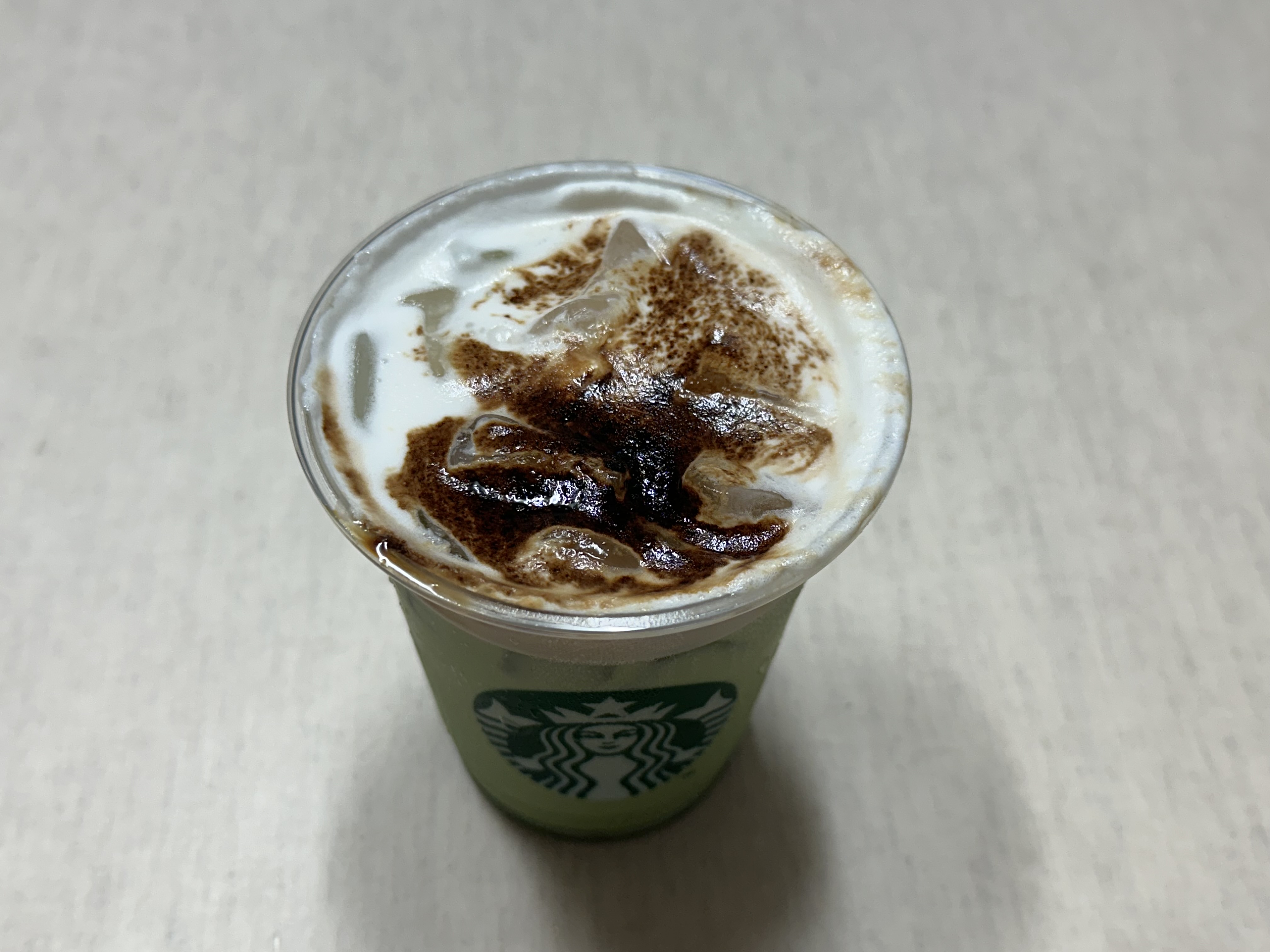 스타벅스 말차 글레이즈드 라떼 - 음료 상단 사진