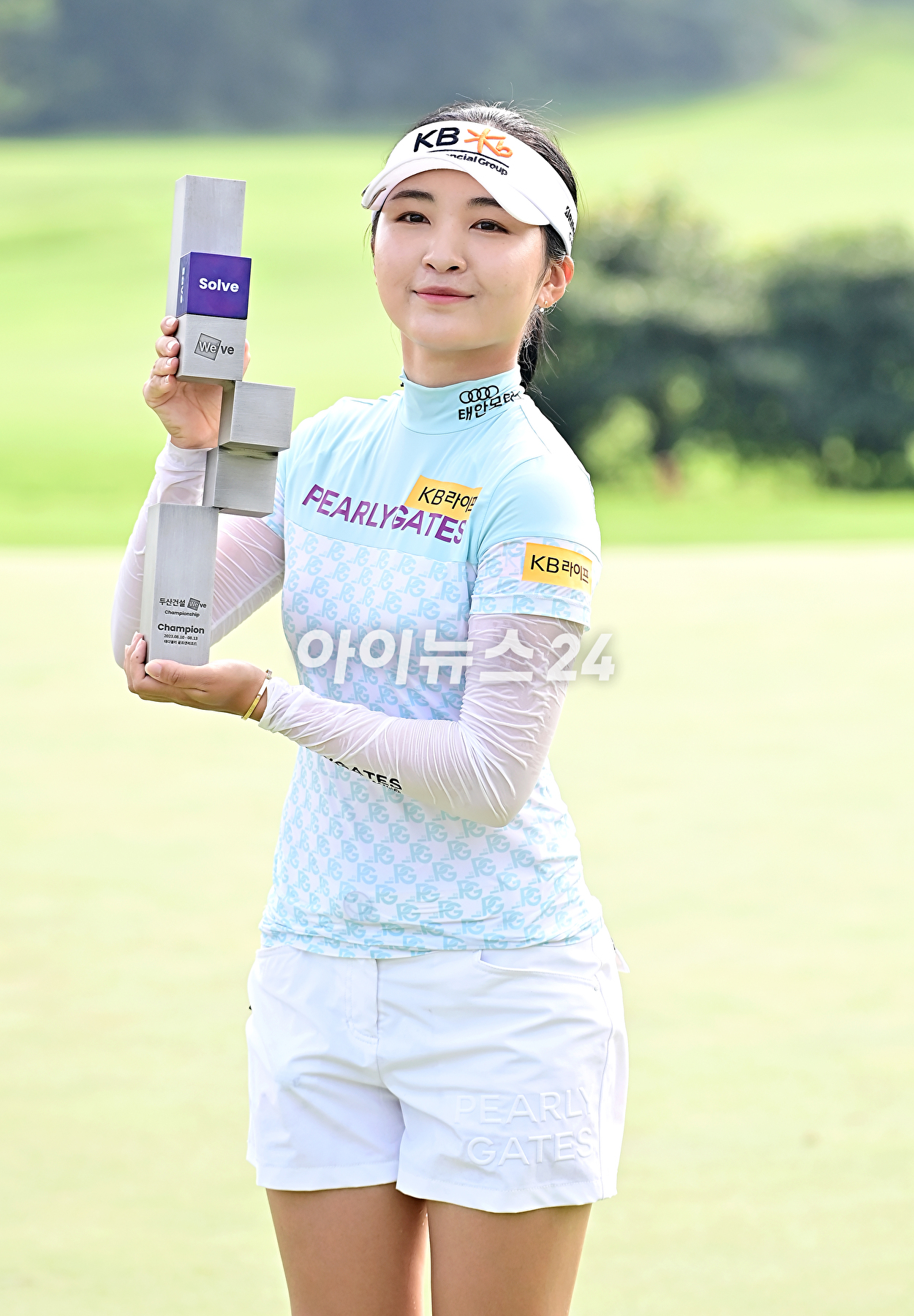 이예원은 13일 제주도 서귀포시에 있는 테디밸리 골프앤리조트(파72)에서 열린 KLPGA 투어 신설 대회 두산건설 위브 챔피언십(총상금 12억원) 최종합계 10언더파 206타로 김민선7과의 연장 첫 번째 홀에서 버디를 잡아내 우승을 확정했다.&nbsp;이예원이 우승 트로피를 들고 포즈를 취하고 있다. [사진=곽영래 기자]