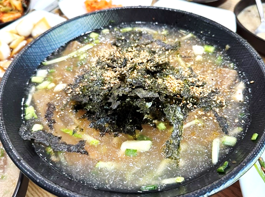 전현무계획2 대부도 맛집의 살어음 육수에 김가루가 듬뿍 올려진 도토리묵밥 차가운 버전