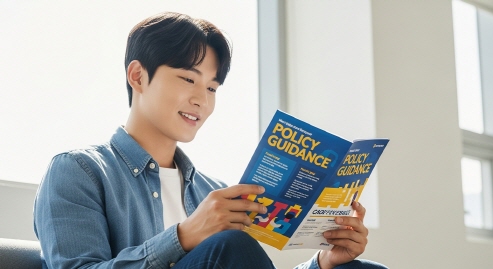 서울시 정책 안내 팸플릿을 보는 청년