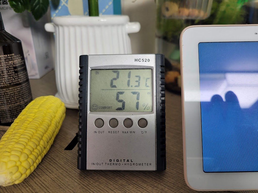 적정 온도 습도 유지를 위해 체크하는 온습도계