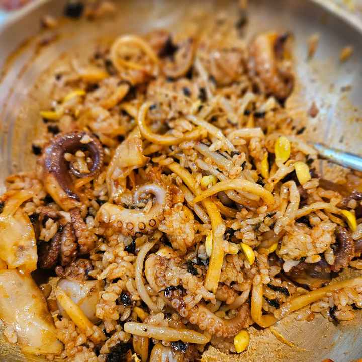남은-쭈꾸미와-무채와-콩나물과-김가루를-넣은-비빔밥이다-bibimbap-with-a-small-octopus-with-korean-side-dishes-and-seaweed-flakes