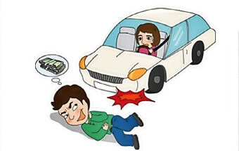 여성-운전자-차에-치여-바닥에-쓰러져서-미소짓고있는-못된-보험사기범