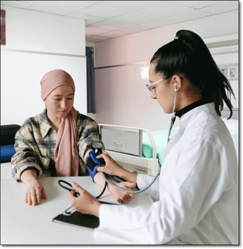 혈압 측정하는 암 환자