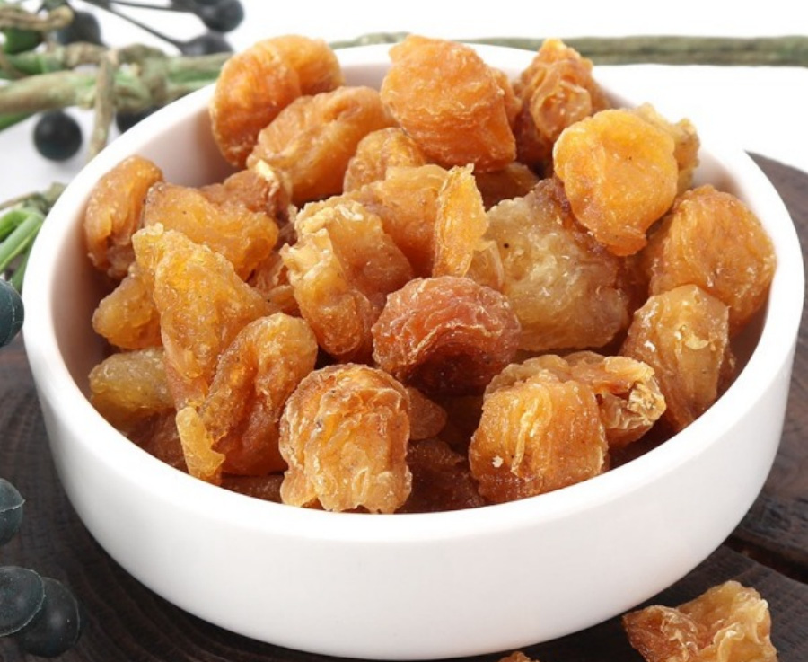 야생에서 채취를 한 용안육 열매의 껍질과 씨를 빼낸 과육만을 건조하여 말린 용안육을 동그랗고 하얀 그릇에 가득 담아놓고 확대하여 찍은 사진