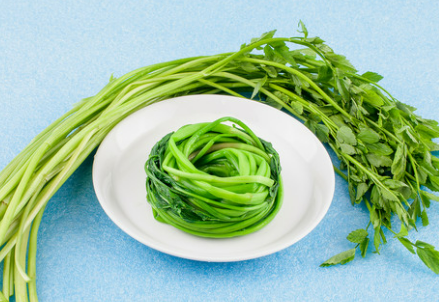 접시에담긴미나리무침