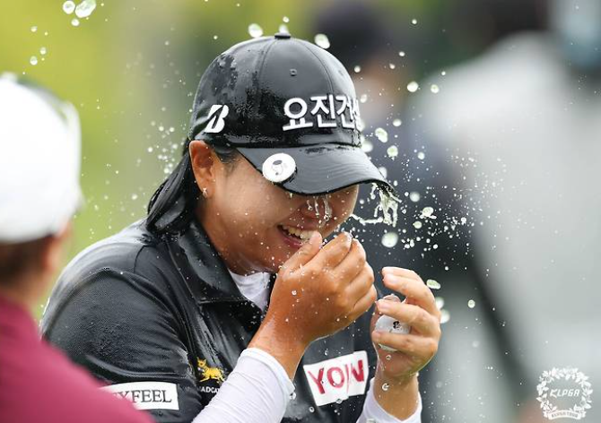 KG 레이디스 오픈 우승자 신다인 KIPGA 2연패